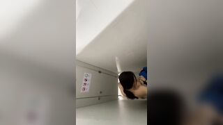 Quay lén bé gái thay đồ