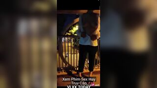 Show vú cho thiên hạ xem