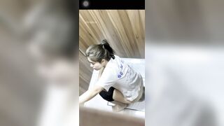 Quay lén các em gái xinh yêu đi vệ sinh