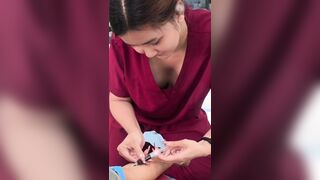 Quay lén cặp vú  em y tá lấy máu cực đã mắt