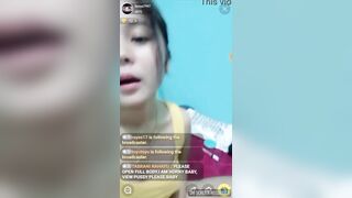 Em gái cho thằng bạn thân bóp vú khi nào đạt 1k người vào xem sẽ bú cu sướng vãi l