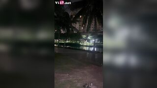 Giữa công viên mà em cởi quần bú mút như chỗ không người
