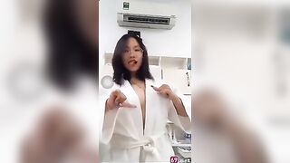 Teen live show hàng và đồ chơi tình dục