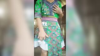 Một em gái người dân tộc quay clip cho bạn trai xem