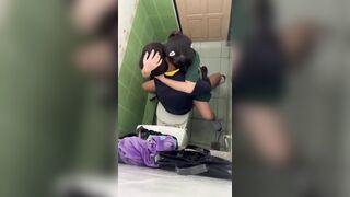Học sinh lớp nào đây sao lại ditnhau trong wc của trường thế này