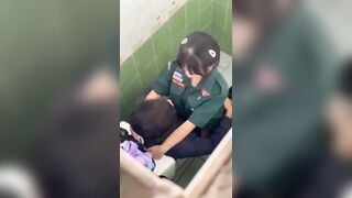 Học sinh lớp nào đây sao lại ditnhau trong wc của trường thế này
