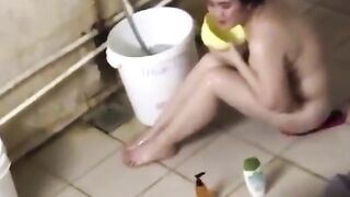 Quay lén em hàng xóm chubby vú to lồn múp nhiều lông tắm chuồng