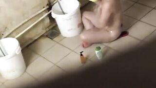 Quay lén em hàng xóm chubby vú to lồn múp nhiều lông tắm chuồng