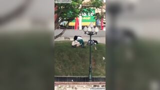 Học sinh giờ bạo quá anh em, dám làm ở ngay ngoài hồ