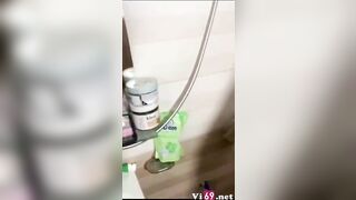 Bất ngờ đẩy cửa vào tắm chung với con bạn thân ai ngờ nó đồng ý còn cho sờ vú hài vkl