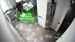 Hack camera Vợ chồng trốn con ra phòng bếp địt nhau cực nứng