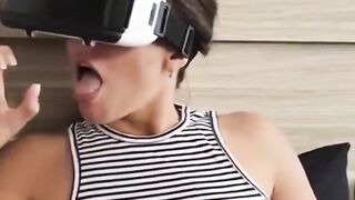 Thấy chị gái nứng lồn thèm cặc thế là dí cặc vào mồm cho chị mút
