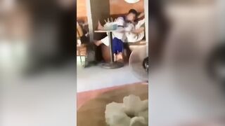 2 em học sinh mò cua bắt ốc ngay quán ts