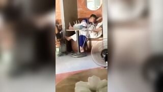 2 em học sinh mò cua bắt ốc ngay quán ts