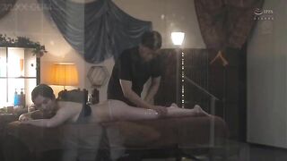 1 Nhìn vợ bị tên massage địt sau tấm kính 2 chiều