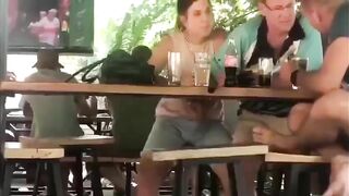 Móc lồn người yêu giữa chốn đông người