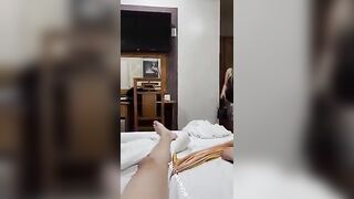 Lén nhìn vú con bạn R sục cu bị nó phát hiện cho djt nhau bú cu