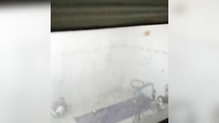 Qay lén chị gái