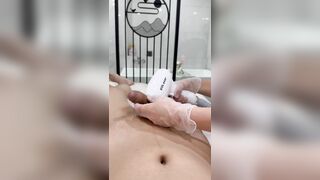 Đang triệt lông tự dưng em nhân viên sóc mấy cái làm bắn tinh ồ ạt ngại đéo chịu đc