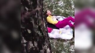 Phát hiện em gái nứng lồn thủ dâm trong rừng chạy theo gạ địt mà không được