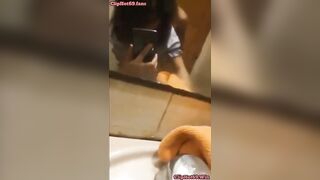 Con bạn đang rửa lồn, Mà thg bạn mở cửa Làm nó chửi quá tr r djt