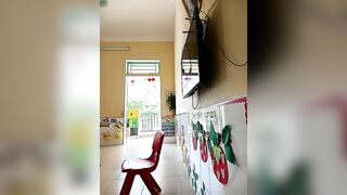Cô giáo mầm non vừa dạy học sinh vừa nhét toy vào lồn để vào toilet tự sướng