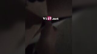 Em học sinh loli đeo kính cận bị bạn trai bóp vú móc lồn chảy nước trong cầu thang tr