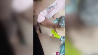 Hát karaoke mà em chơi hẳn 2 míc