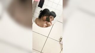 Cặp đôi sinh viên sống thử địt trước gương, em chủ động cầm máy quay lại.Full in cmt