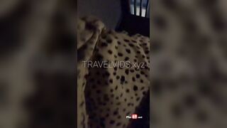 Độc lạ, Tây trọc Travelvis dùng 10m ra biển gạ gái VN lút cán chịch nhau