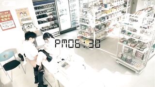 Cặp đôi đụ nhau trong siêu thị