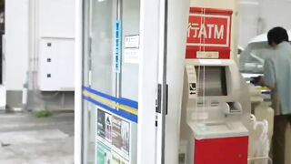 Chồng nhét sextoi vào lồn vợ trong siêu thị