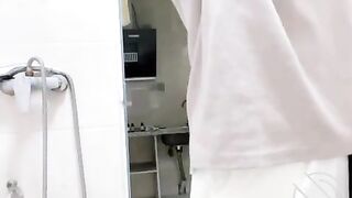 Quay lén mẹ vợ tắm 8