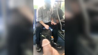 Xuất trước mặt ng lạ trên chuyến xe bus công cộng