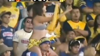 Cam live bắt trọn cảnh show vú của cổ động viên quá khích giờ cả nước thấy cùng lúc
