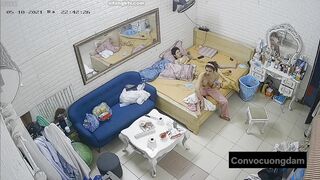 Quay lén 3 chị em thuê chung phòng trọ