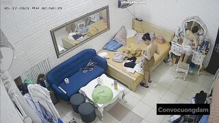 Quay lén 3 chị em thuê chung phòng trọ 2