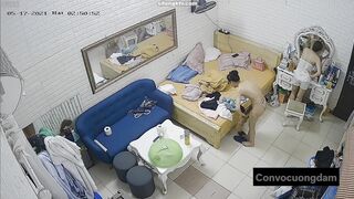 Quay lén 3 chị em thuê chung phòng trọ 2