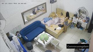 Quay lén 3 chị em thuê chung phòng trọ 3