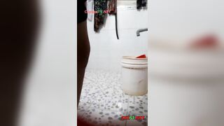Làm liều quay lén chị họ đi tắm rửa lồn bị phát hiện