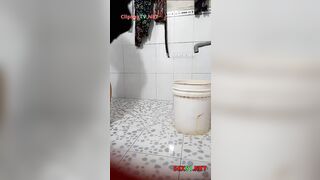 Làm liều quay lén chị họ đi tắm rửa lồn bị phát hiện