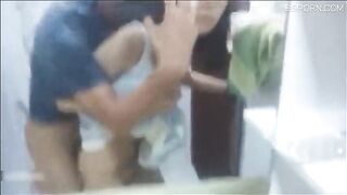 Cặp đôi học sinh mới lớn làm tình lén lúc trong nhà vệ sinh công cộng