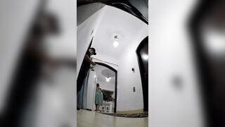 Không mặt quần áo ra nhận hàng shipper 2