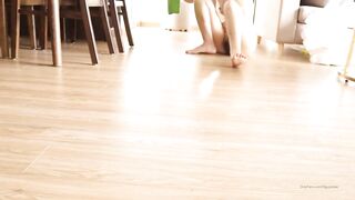 Check cam, Phát hiện e Giúp Việc khoả thân lau chùi móc lồn