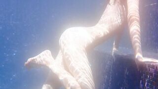Clip Hot Địt Hotgirl Trong Bể Bơi Bắn Tinh Sung Sướng