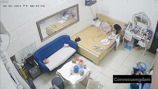 Quay lén 3 chị em thuê chung phòng trọ 7