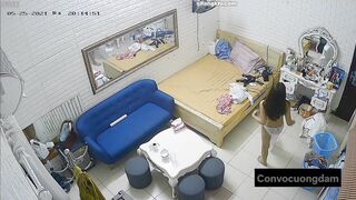 Quay lén 3 chị em thuê chung phòng trọ 9