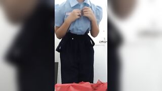 Shock, Vẫn đeo khăn đỏ mà lén vào toilet Móc lồn show vú
