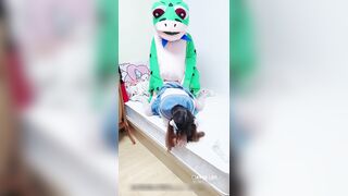 Chú ếch Cu To và em nữ sinh Loli mới lớn