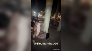 Bịt mắt vợ cho người lạ bú lồn ở công viên